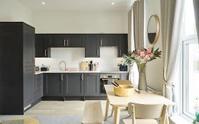 Curb Properties - Super 2 Bed Apartment 5 Min From Town Centre
